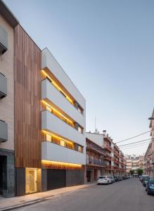 ein Gebäude mit Lichtern an der Straßenseite in der Unterkunft Apartaments i habitacions Can Morera Olot in Olot