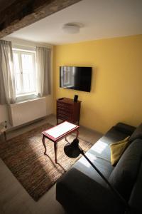 Telewizja i/lub zestaw kina domowego w obiekcie Apartments Golden Roof by Penz