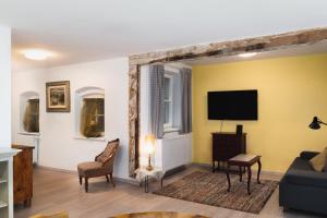 Telewizja i/lub zestaw kina domowego w obiekcie Apartments Golden Roof by Penz