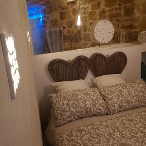 a bed with two wooden headboards and two pillows at Mnchell - Affitasi per brevi periodi in Monopoli