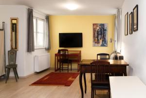 Telewizja i/lub zestaw kina domowego w obiekcie Apartments Golden Roof by Penz