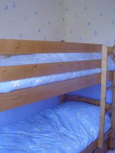 Łóżko lub łóżka piętrowe w pokoju w obiekcie La Petite Maison