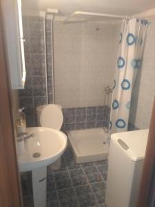 uma casa de banho com um lavatório, um WC e um chuveiro em Happy Rabbit 2 em Tessalônica