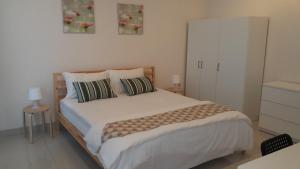 Un pat sau paturi într-o cameră la Redwood Residence