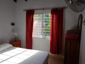 Un pat sau paturi într-o cameră la Los manzanos .