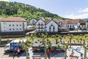 un grupo de personas de pie en una ciudad con árboles en apartamento AZKOITI ETXEA, en Ochagavía