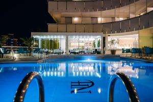 Бассейн в Waldorf Palace Hotel или поблизости