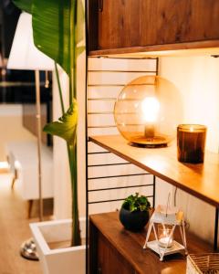 een plank met een lamp en een plant erop bij Level 11 Apartment in Aguadulce