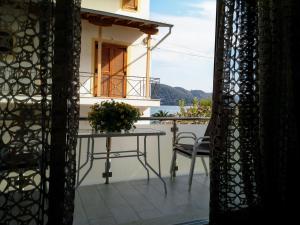 a table and chairs on the balcony of a house at kostas apartment in Vlikhón