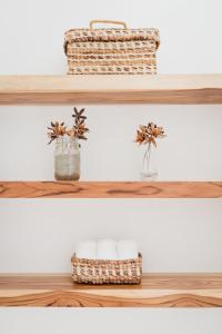 a shelf with two vases and a basket on it at Villas Los Olivos in Ayampe