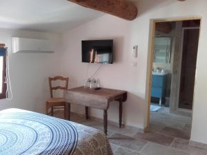 Μια τηλεόραση ή/και κέντρο ψυχαγωγίας στο Appartement Domaine l'Oliveraie