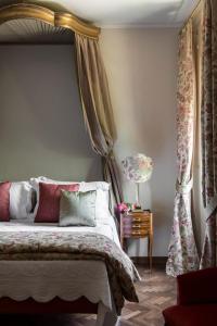a bedroom with a bed and a table with a lamp at L' Insolita in Venturina Terme