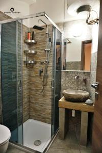 CORSINI HOUSES- CATANIA في كاتانيا: حمام مع دش مع حوض وحوض استحمام