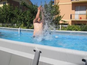 The swimming pool at or close to B&B Baratoff