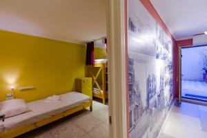 Rúm í herbergi á Batumi Surf Hostel