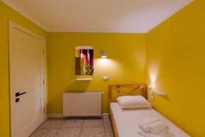 Rúm í herbergi á Batumi Surf Hostel