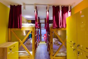 Rúm í herbergi á Batumi Surf Hostel
