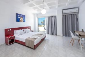 1 dormitorio con cama, mesa y escritorio en MV83 new marina, en Rodas