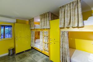 Rúm í herbergi á Batumi Surf Hostel