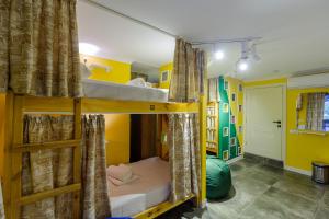 Rúm í herbergi á Batumi Surf Hostel