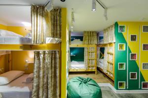 Rúm í herbergi á Batumi Surf Hostel