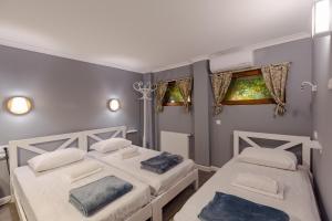 Łóżko lub łóżka w pokoju w obiekcie Batumi Surf Hostel