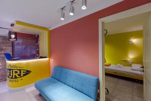 Rúm í herbergi á Batumi Surf Hostel