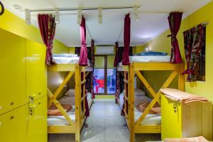 Rúm í herbergi á Batumi Surf Hostel