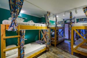 Rúm í herbergi á Batumi Surf Hostel