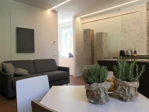 ein Wohnzimmer mit einem Sofa und einem Tisch in der Unterkunft Case Antico Comune in San Lorenzo al Mare