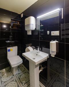 un bagno con un water bianco e un lavandino di Batumi Surf Hostel a Batumi Altre 37 foto