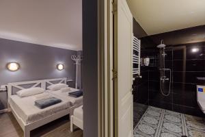 Rúm í herbergi á Batumi Surf Hostel