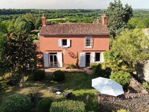 a small house with an umbrella in the yard at La Charaudière in Champtoceaux