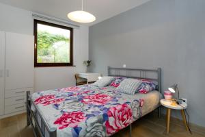 Schlafzimmer mit einem Bett und einem Fenster in der Unterkunft Vacation Home Daniela in Žgaljić