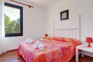 1 dormitorio con cama y ventana en La Quinta Punyeta, en Tamariu