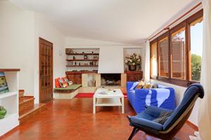 sala de estar con sofá azul y mesa en La Quinta Punyeta, en Tamariu