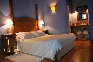 A bed or beds in a room at Casa do Castelo de Andrade