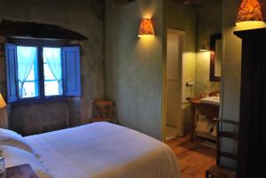 A bed or beds in a room at Casa do Castelo de Andrade