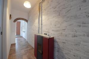 a brick wall in a hallway with a counter at Casa Vacanze Podere Ugolini in Ronta +115 photos