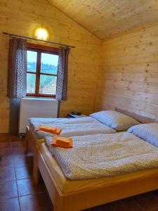 Postel nebo postele na pokoji v ubytování Sport-hotel Šibeniční vrch