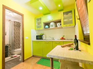 Kuchyň nebo kuchyňský kout v ubytování Apartments Nada