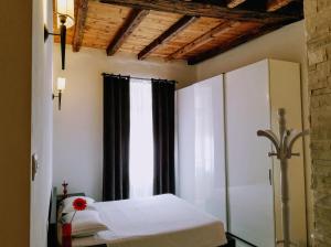 um quarto com uma cama e uma janela em Althamer Palace Apartments em Arco