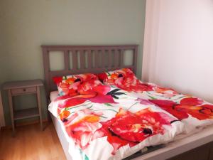 łóżko z kołdrą kwiatową w sypialni w obiekcie Schoenbuchjuwel w mieście Walddorf