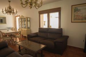 a living room with a couch and a table at Casa Rural Gafas in El Toboso