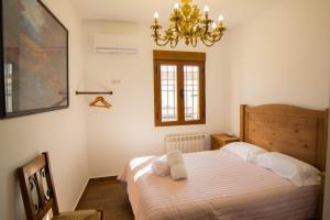 1 dormitorio con 1 cama con 2 toallas en Casa Rural Gafas en El Toboso