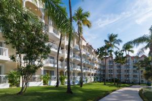 einen Außenblick auf ein Gebäude mit Palmen in der Unterkunft Occidental Caribe - All Inclusive in Punta Cana