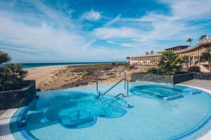 Bazén v ubytování Iberostar Waves Playa Gaviotas All Inclusive nebo v jeho okolí