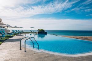 Bazén v ubytování Iberostar Waves Playa Gaviotas All Inclusive nebo v jeho okolí