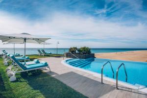 Bazén v ubytování Iberostar Waves Playa Gaviotas All Inclusive nebo v jeho okolí
