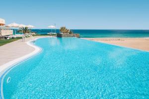 Bazén v ubytování Iberostar Waves Playa Gaviotas All Inclusive nebo v jeho okolí